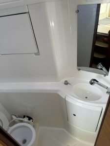 bath, Lagoon 380, catamaran for sale