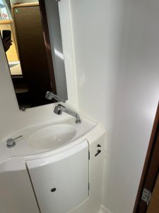 bath, Lagoon 380, catamaran for sale