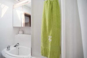 bath, Lagoon 400, catamaran for sale