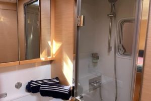 bath, Lagoon 52F, catamaran for sale