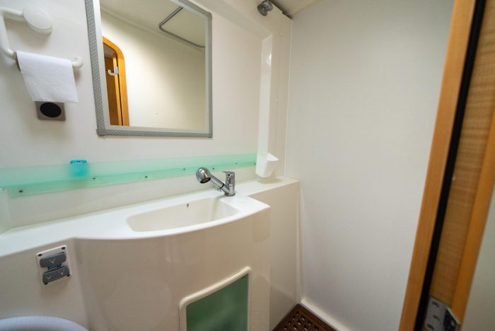 bath, FP 44 Orana, catamaran for sale