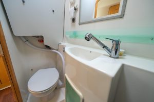bath, FP 44 Orana, catamaran for sale