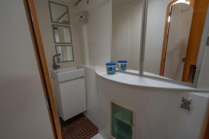 bath, FP 44 Orana, catamaran for sale