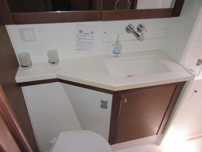 bath, Lagoon 450, catamaran for sale