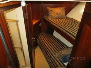 bed, Hatteras 63, trawler for sale
