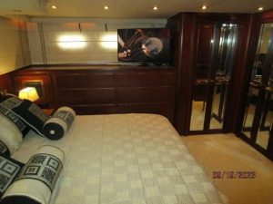bed, Hatteras 63, trawler for sale