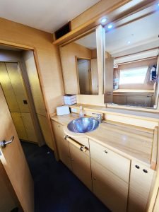 bath, Lagoon 500, catamaran for sale