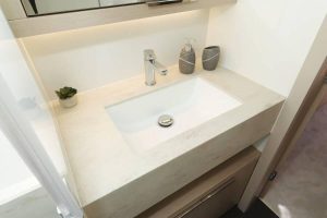 bath, Lagoon 55, catamaran for sale