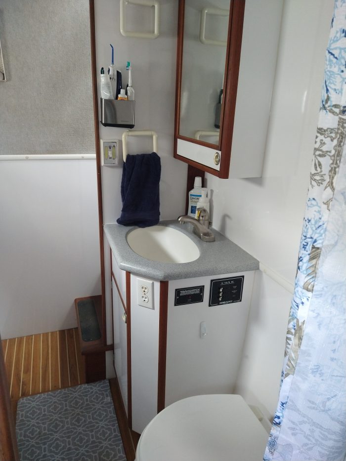 bath, Endeavour 44, catamaran for sale