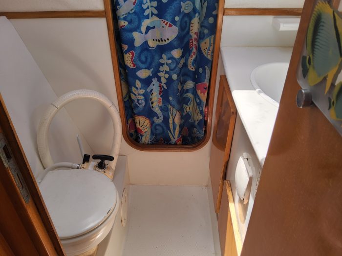 bath, Privilege 37, catamaran for sale