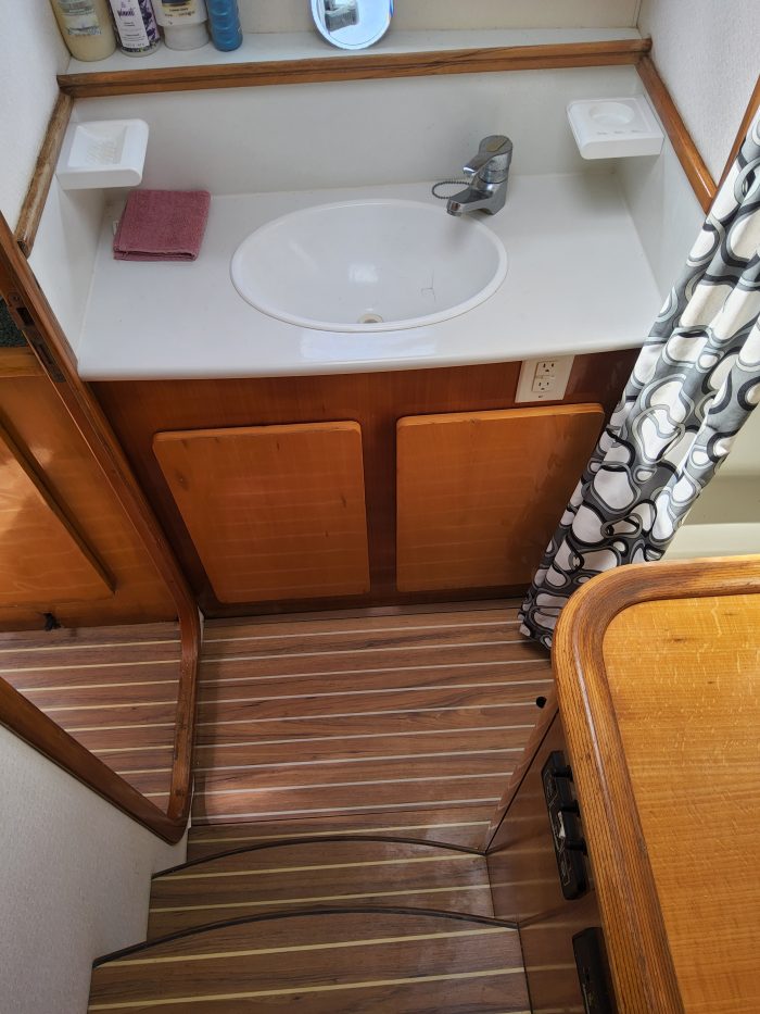 bath, Privilege 37, catamaran for sale