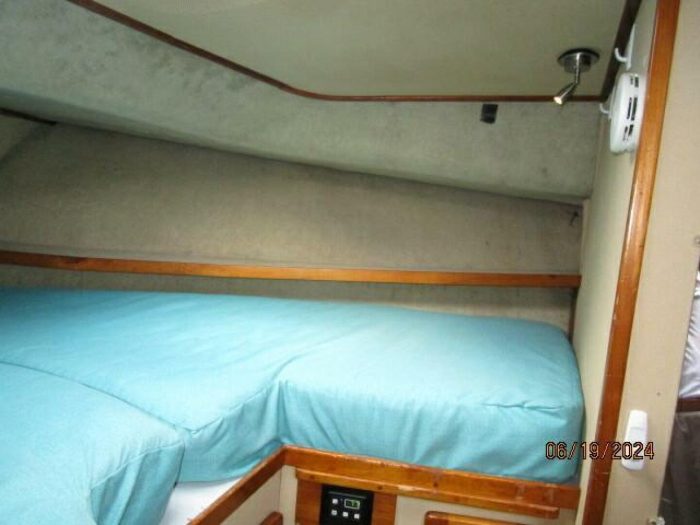 bed, Mainship 40, trawler for sale