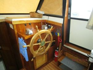 navigation station, Mainship 40, trawler for sale