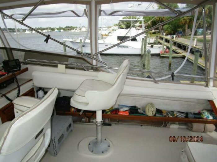 cockpit, Mainship 40, trawler for sale
