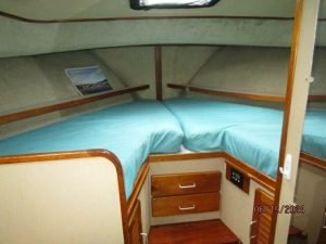bed, Mainship 40, trawler for sale