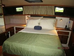 bed, Mainship 40, trawler for sale