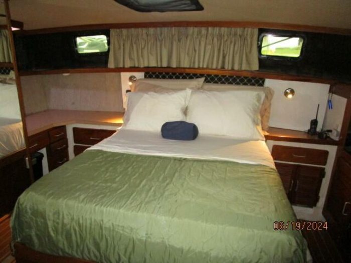 bed, Mainship 40, trawler for sale