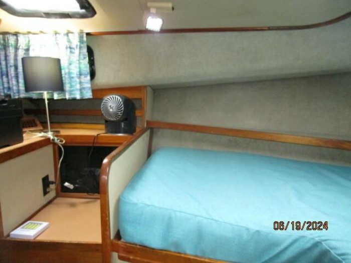 bed, Mainship 40, trawler for sale