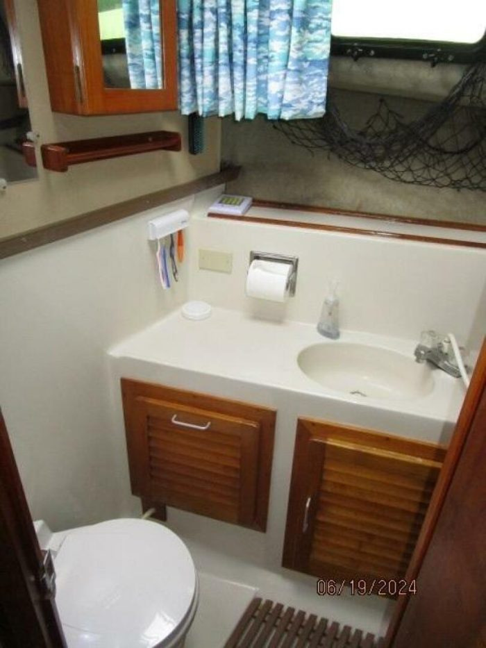 bath, Mainship 40, trawler for sale