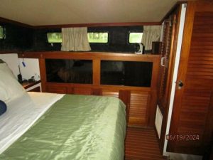 bed, Mainship 40, trawler for sale
