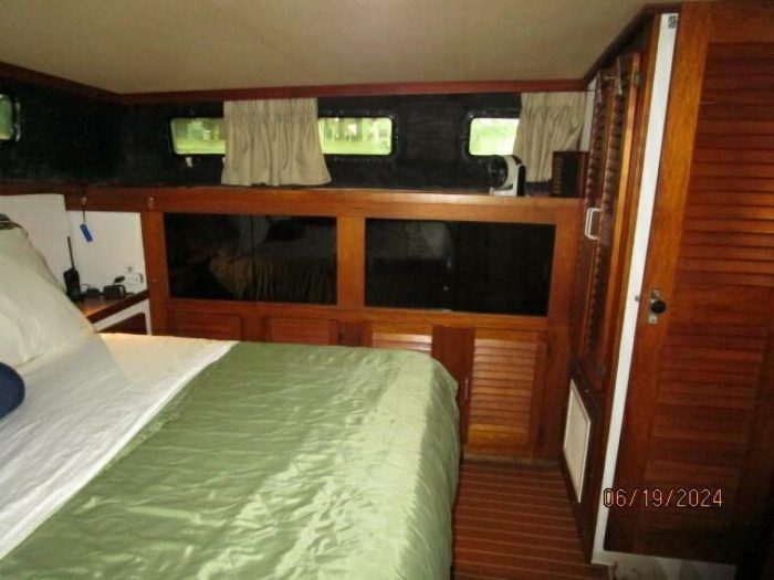 bed, Mainship 40, trawler for sale