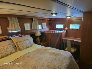 bed, Marine Trader 50 Wide Body, trawler for sale