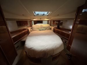 bed, Sealine T47, trawler for sale