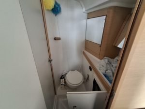 bath, Beneteau 40 First, sailboat for sale