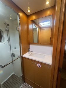 bath, Lagoon 52F, catamaran for sale
