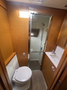 bath, Lagoon 52F, catamaran for sale