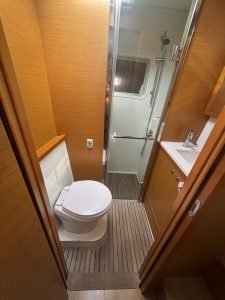 bath, Lagoon 52F, catamaran for sale