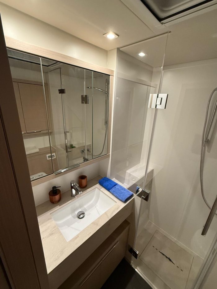 bath, Lagoon 55, catamaran for sale