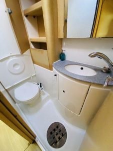 bath, Lagoon 440, catamaran for sale