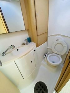 bath, Lagoon 440, catamaran for sale