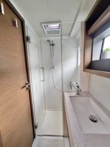 bath, Lagoon 50, catamaran for sale