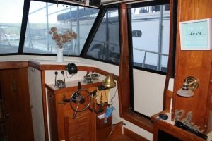 navigation station, Mainship 40, trawler for sale