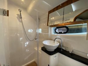 bath, Aquila 48, power catamaran for sale