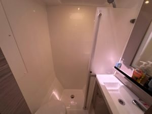bath, FP MY4.S, power catamaran for sale