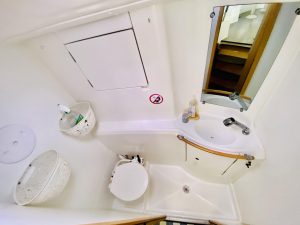bath, Lagoon 380, catamaran for sale
