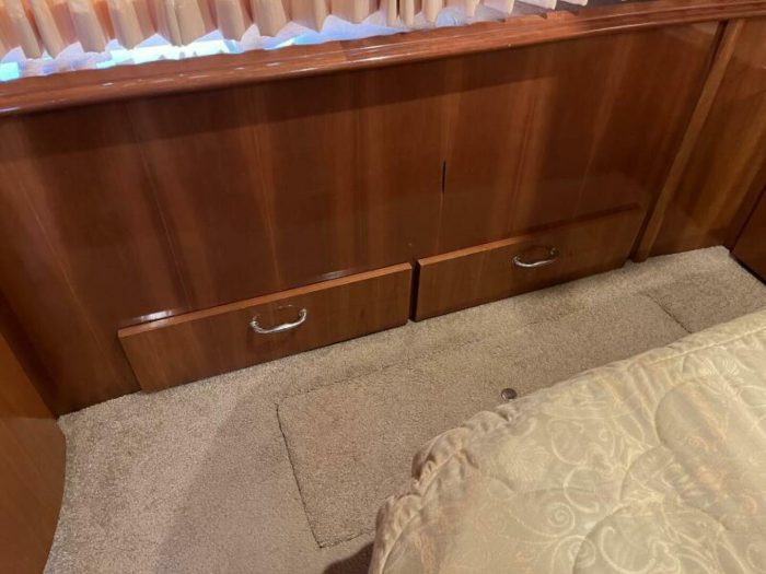 bed, Carver 396, trawler for sale