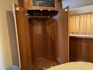 bed, Carver 396, trawler for sale