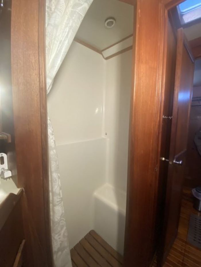 bath, Valiant 47, sailboat for sale