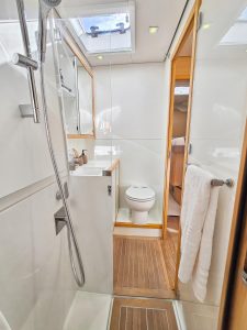 bath, Lagoon 620, catamaran for sale