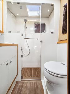 bath, Lagoon 620, catamaran for sale