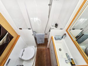bath, Lagoon 620, catamaran for sale