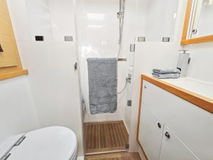 bath, Lagoon 620, catamaran for sale