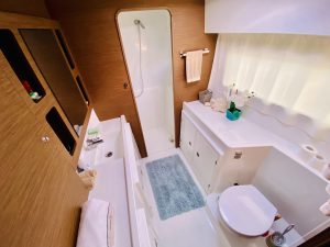bath, Lagoon 42, catamaran for sale