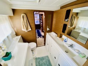 bath, Lagoon 42, catamaran for sale