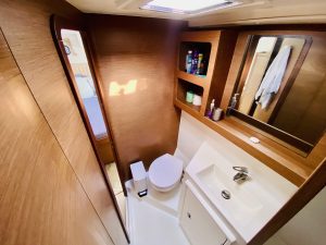 bath, Lagoon 42, catamaran for sale