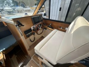 navigation station, Cutwater, trawler for sale